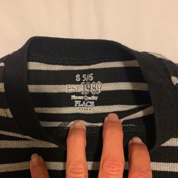 Childrens place 5/6 black and grey long sleeve - Picture 2 of 2